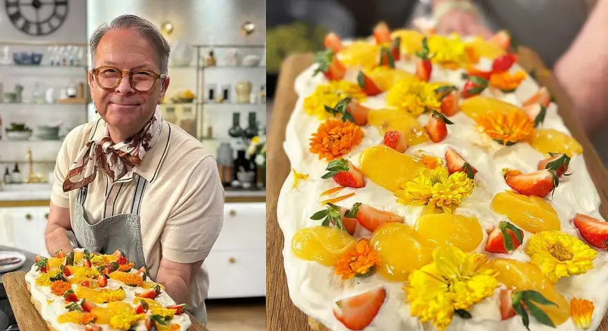 Glad kock visar upp en vacker påsktårta i långpanna, dekorerad med jordgubbar, aprikoser och gula blommor.