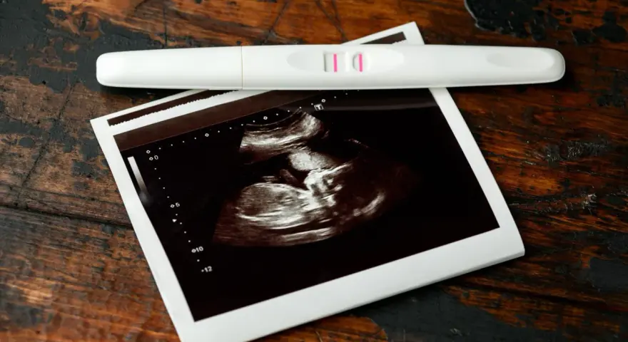 Test ciążowy z dwoma kreskami i zdjęcie USG. To początek pięknej podróży, 7 tydzień ciąży.