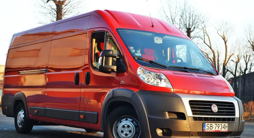Czerwony Fiat Ducato 2.3 Multijet gotowy do drogi.