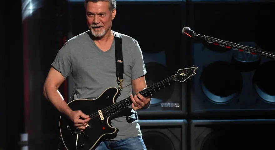 Eddie Van Halen, uznawany za najlepszego gitarzystę świata, gra na scenie.