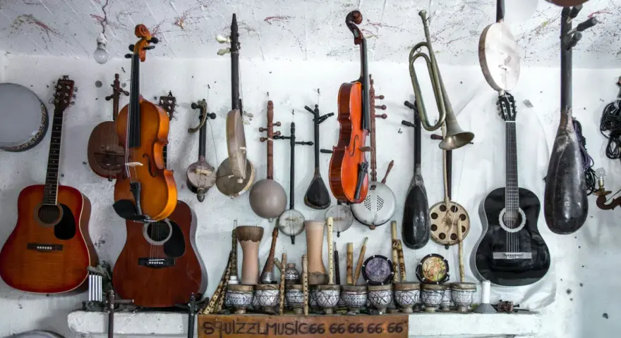 Vielfalt an Instrumenten: Gitarren, Geigen, Trommeln und mehr. Hier findet man Musik ohne Gesang, die zum Spielen einlädt.