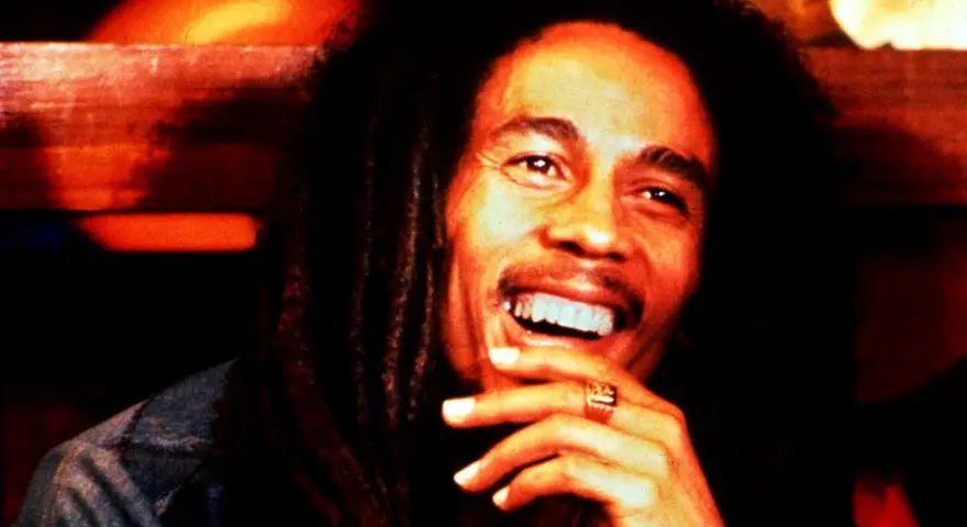 Bob Marley lacht herzlich, ein Symbol für die besten Reggae-Musik-Hits.