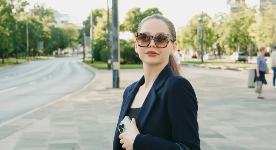 Jaką bluzkę do granatowej marynarki wybrać, aby wyglądać świetnie?