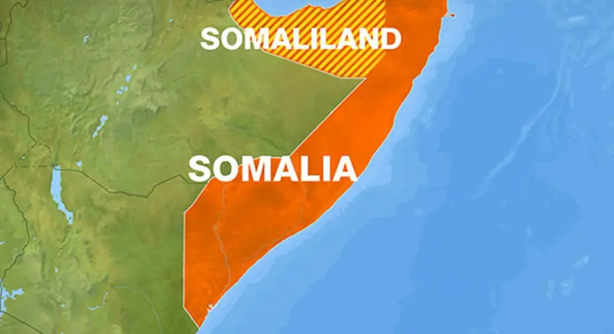 Mapa Somalii i Somalilandu. Czy Somaliland jest bezpieczny? Obszar Somalilandu zaznaczony jest żółto-czerwonymi pasami, a Somalii pomarańczowym.