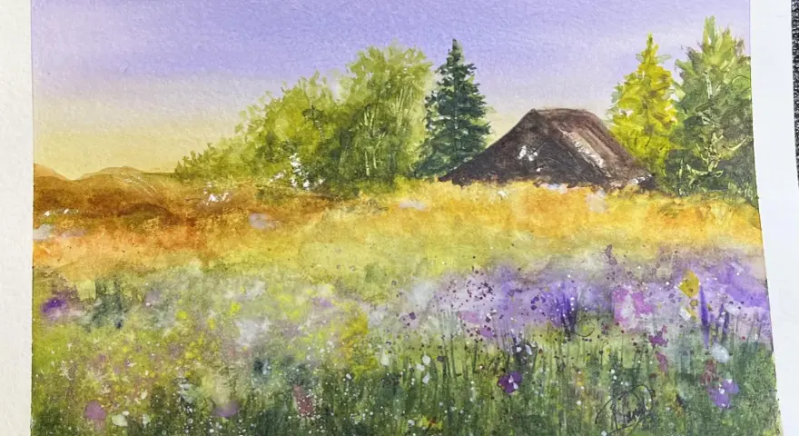 Photo aquarelle d'un paysage champêtre avec un ciel violet, des collines, des arbres et une petite maison.