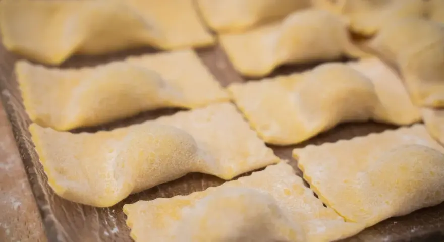 Tortelli di patate ricetta toscana: pasta fresca fatta in casa, pronta per essere cucinata e gustata.