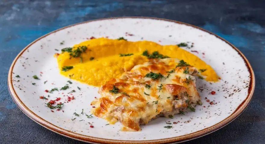 Pyszny kurczak katsu zapieczony z serem, podany z purée z dyni.