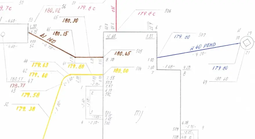 Oznaczenie linii energetycznych na mapie, z zaznaczonymi wysokościami i parametrami, np. "N 40 PEHD".