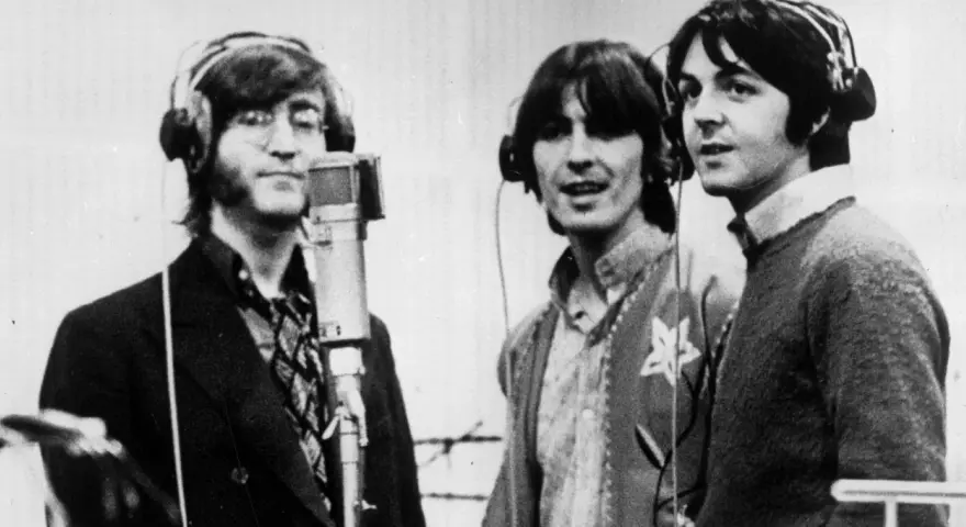 John, George und Paul im Studio, als ob sie back in the USSR wären, mit Kopfhörern und Mikrofon.
