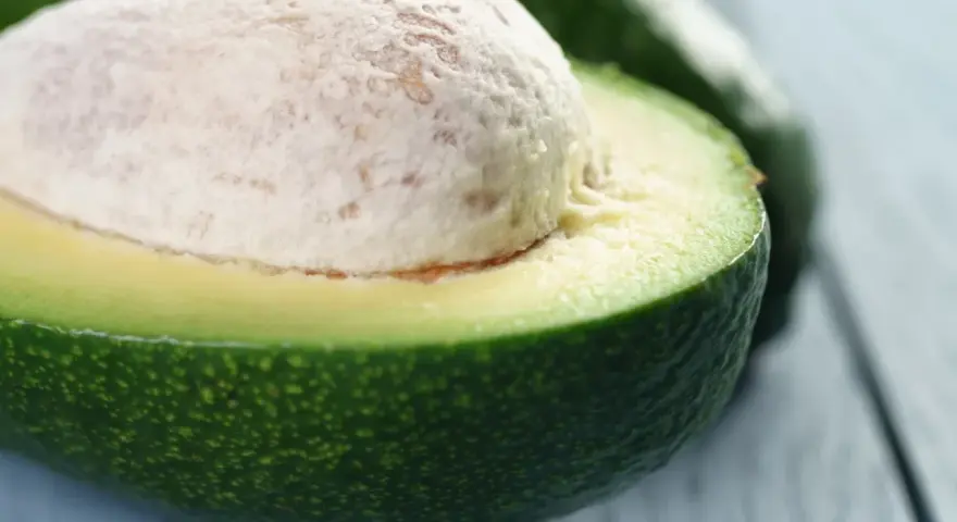 Idealny moment na guacamole, kiedy awokado jest dojrzałe. Miękki, kremowy miąższ i duża pestka.