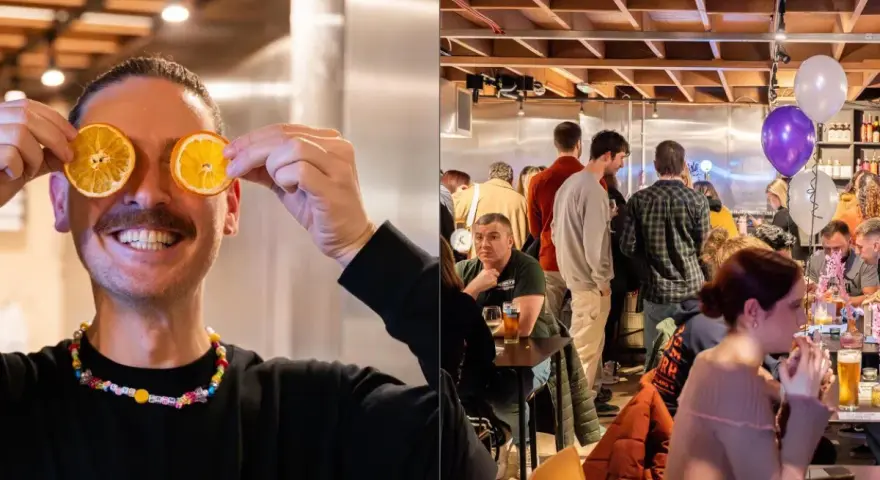 Hombre sonriente con rodajas de naranja en los ojos, en un bar con licencia de bar sin cocina, gente en mesas y globos.