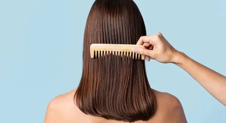 Peinando el cabello castaño para lograr un texturizado pelo perfecto.