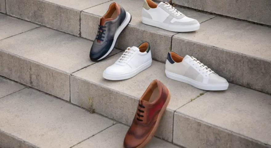 Cinque paia di scarpe eleganti, perfette per un outfit ufficio sneakers. Diverse tonalità di pelle e design moderni.