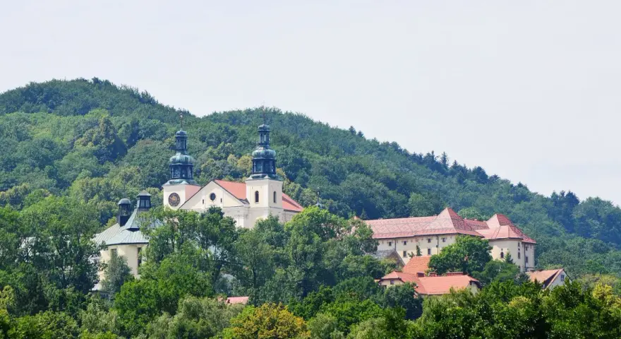 Kalwaria Zebrzydowska, malowniczo położona wśród zielonych wzgórz, to sanktuarium otoczone lasem.