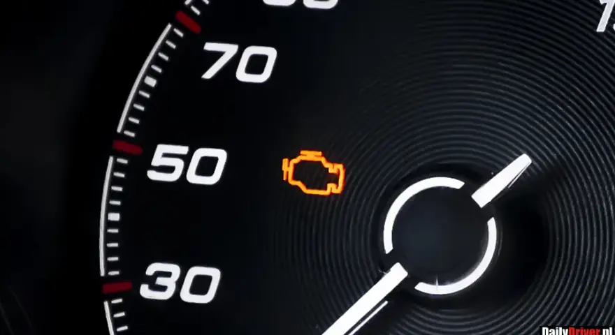 Kontrolka "check engine" świeci? Co robić i czy można jechać dalej?
