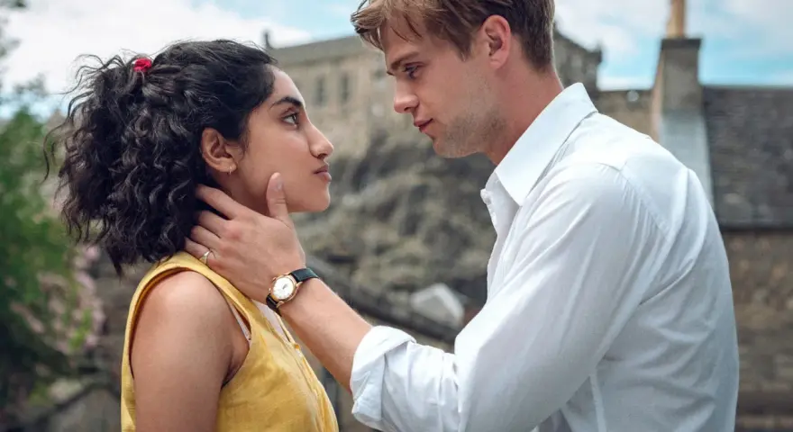 Un uomo con camicia bianca sfiora il viso di una donna con abito giallo, un momento intimo che potrebbe cambiare tutto in questa serie "One Day".