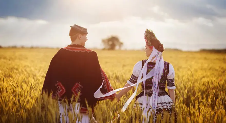Para w strojach ludowych trzyma się za ręce na polu pszenicy. Ciekawe chorwackie ciekawostki o tradycjach.
