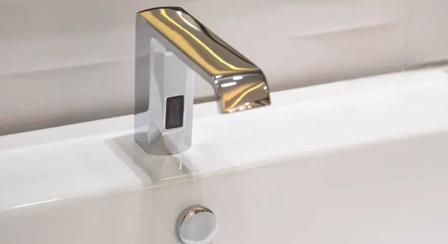 Robinet automatique moderne avec capteur infrarouge pour un fonctionnement hygiénique et sans contact.