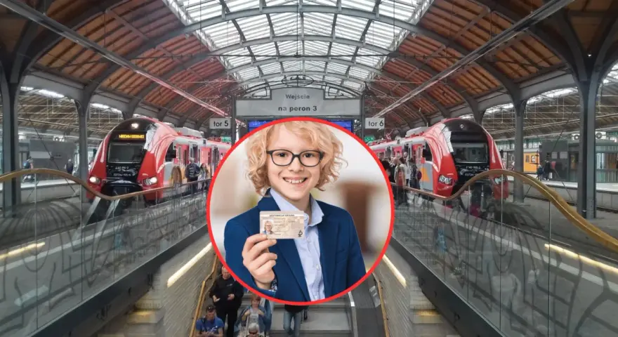 Chłopiec w okularach trzyma legitymację szkolną na tle dworca kolejowego z pociągami.