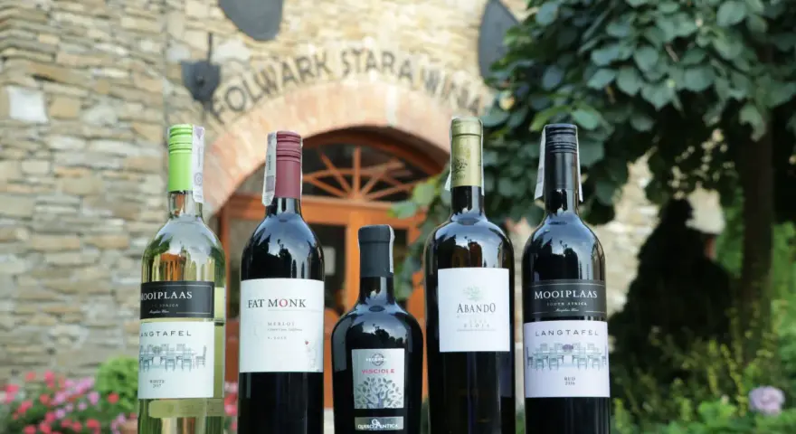 Wino na wesele: Ile kupić i jak wybrać, by goście byli zachwyceni?