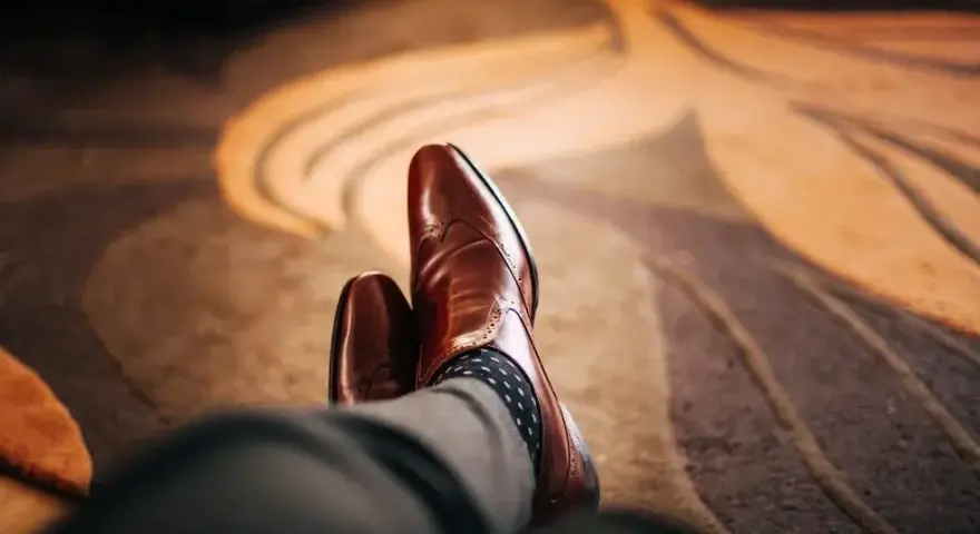 Jakie skarpetki do szarego garnituru wybrać, aby wyglądać elegancko?