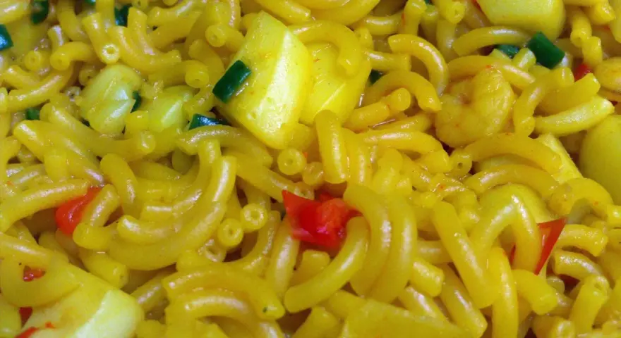 Fideuà con trozos de pimiento rojo y verde, y patata. Una deliciosa fideua receta lista para disfrutar.