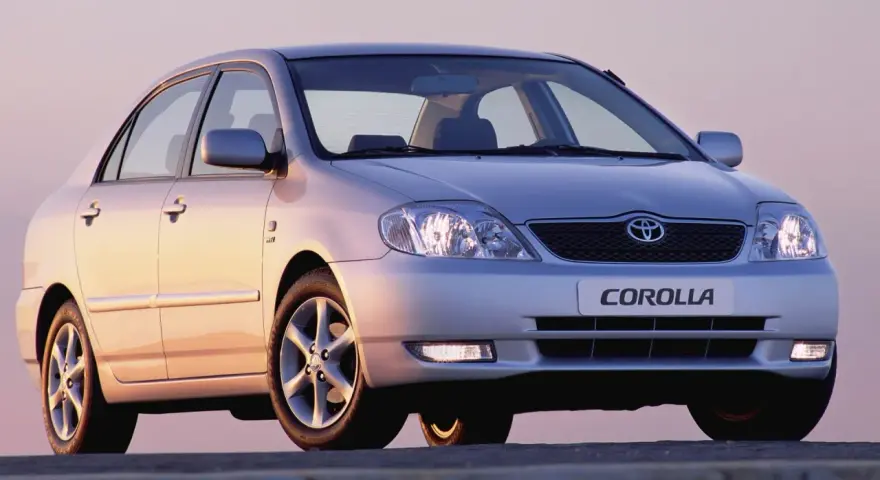 Srebrna Toyota Corolla 1.6 benzyna, idealna do miasta i na trasy. Zastanawiasz się, ile pali Toyota Corolla 1.6 benzyna? Ten model oferuje rozsądne spalanie.