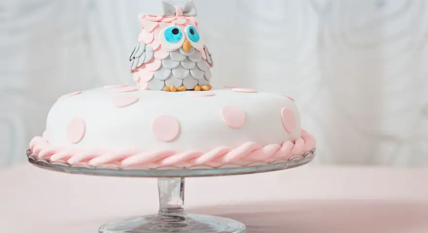Perfekcyjna masa cukrowa na tort: Sekrety gładkiego wykończenia