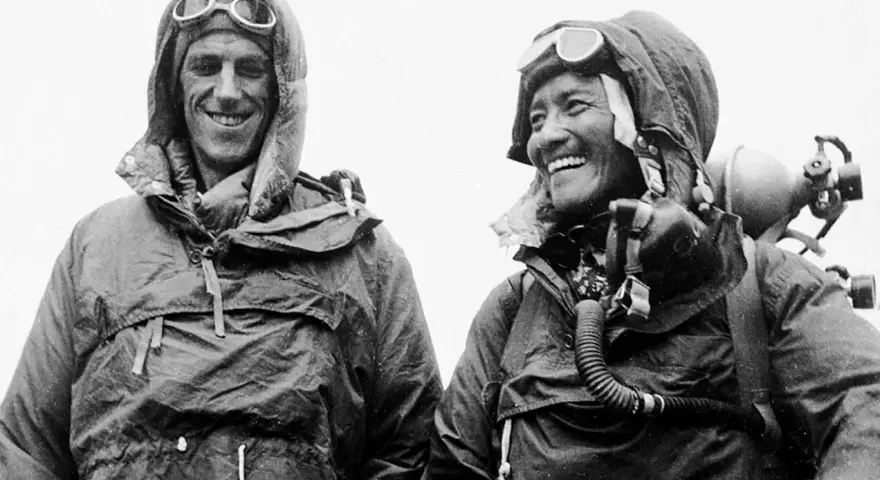 Triumf! Edmund Hillary i Tenzing Norgay po pierwszym zdobyciu Mount Everest. Uśmiechnięci zdobywcy w sprzęcie tlenowym.