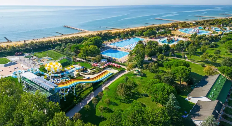 Wasserspaß am Meer: Pools, Rutschen und Grünflächen. Ein Traum für Familien, der **beste Campingplatz Italien** bietet.