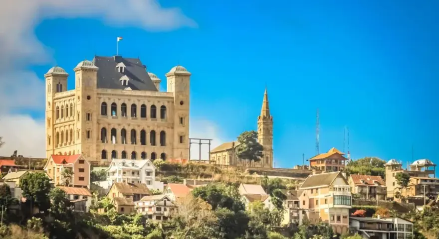 Antananarywa, stolica Madagaskaru, z imponującym pałacem na wzgórzu i charakterystyczną wieżą kościelną.