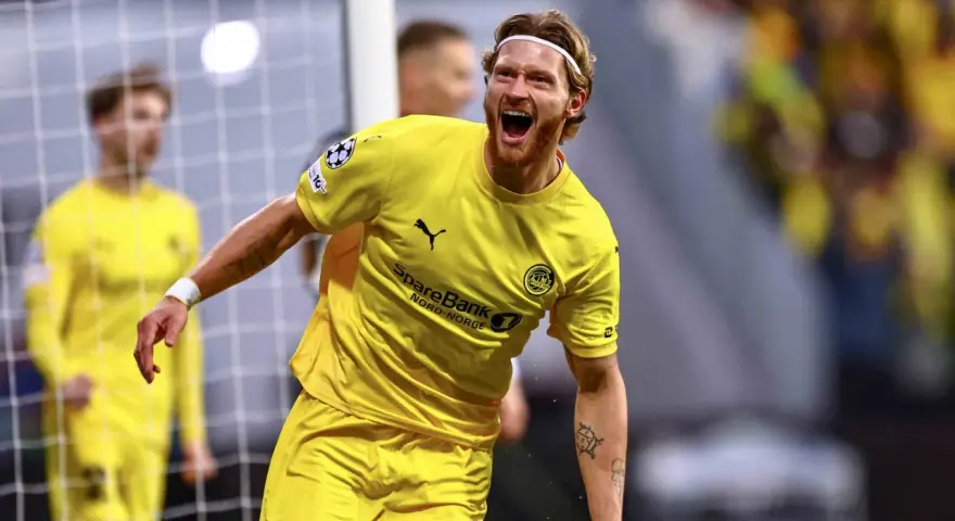 Jugador del Bodø/Glimt celebra un gol con euforia. Su equipo lucha por buenas posiciones.