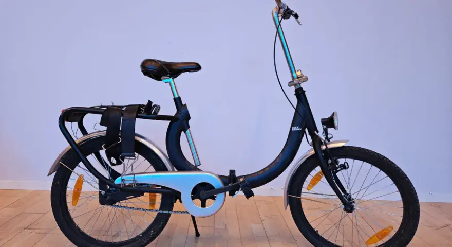 Svart dam cykel med pakethållare och reflexer. Perfekt för stadspendlaren som vill ha en smidig och praktisk cykel.