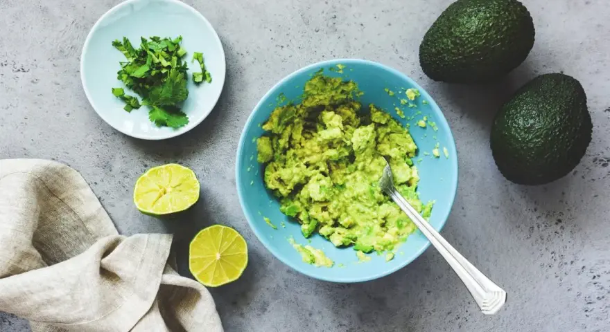 Guacamole: prosty przepis na idealny sos od awokado po podanie