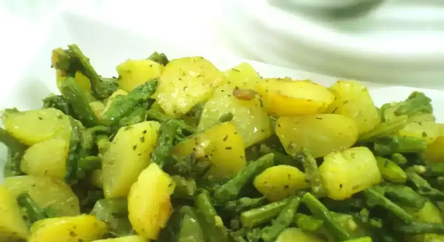Patatas y espárragos verdes salteados, una de las recetas de esparragos verdes más sencillas y deliciosas.