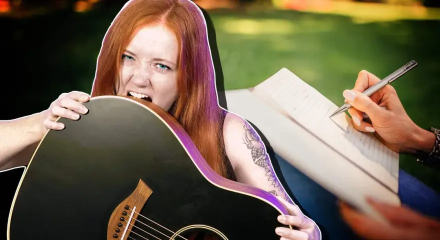 Rote Haare, Gitarre im Mund, während eine Hand Noten für die Songstruktur schreibt.
