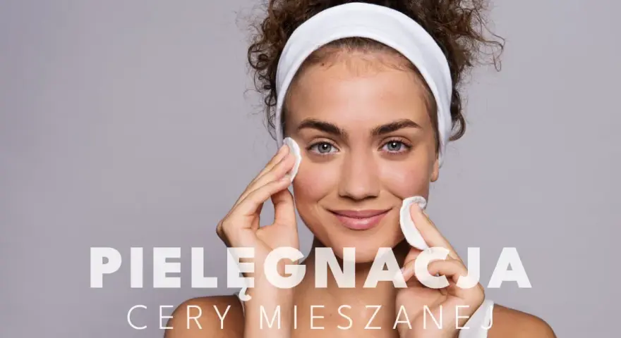 Młoda kobieta z kręconymi włosami, w opasce na głowie, delikatnie oczyszcza twarz wacikami. Idealna pielęgnacja cery mieszanej.