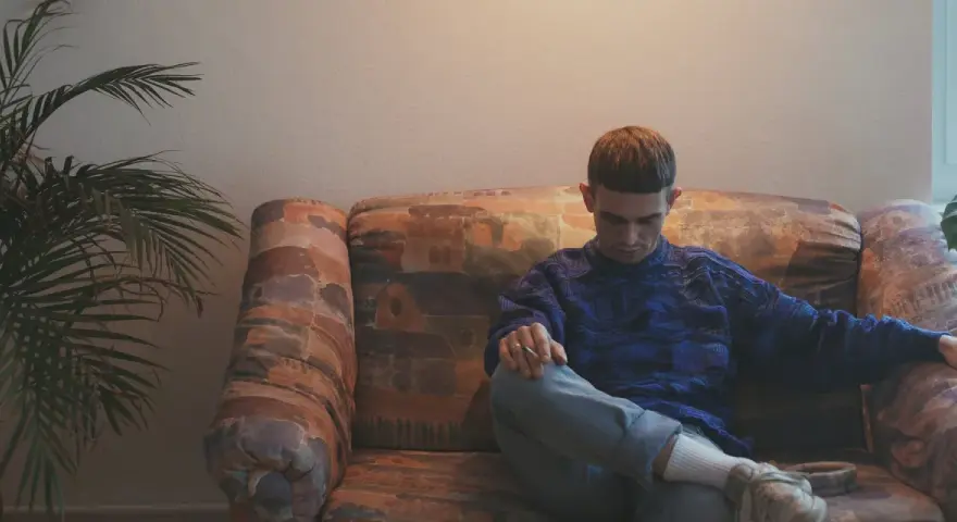 Vito Bambino wpatrzony w dal, siedzi na kanapie. Czyżby myślał o swojej nowej płycie?