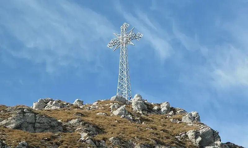 Ile ma krzyż na Giewoncie? Zaskakujące fakty o jego wysokości