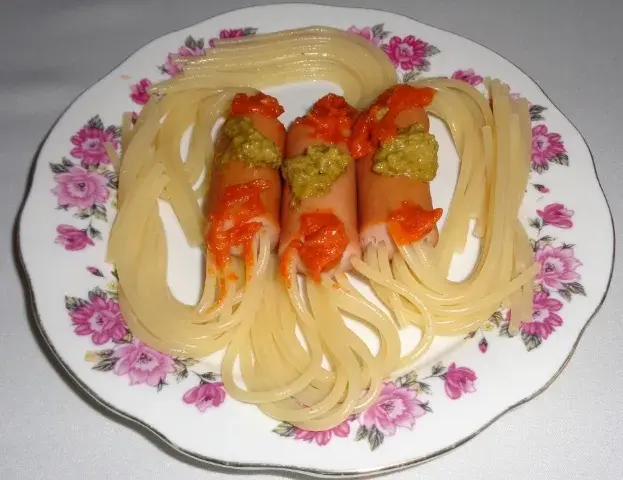 Parówki z makaronem spaghetti - prosty przepis na wyjątkowe danie