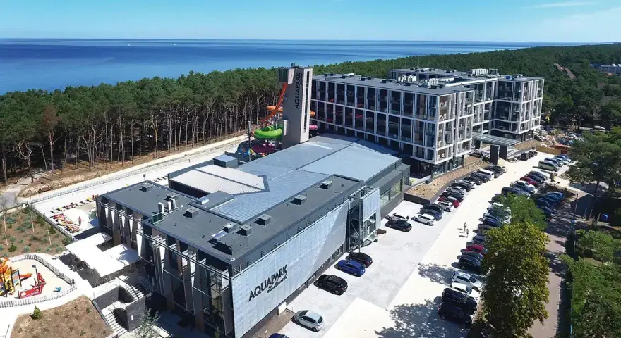 Nowoczesny aquapark i hotel z widokiem na morze. Idealne tanie noclegi nad morzem blisko plaży dla rodzin z dziećmi.