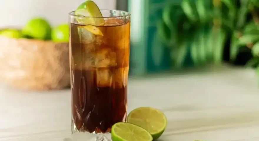 Idealny drink na upalne dni: Cuba Libre przepis. Orzeźwiający rum z colą i limonką, podany z lodem.