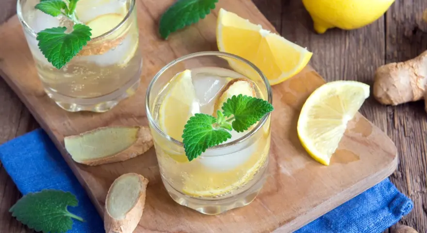 Erfrischendes Getränk mit Ingwer, Zitrone und Minze – perfekt, um Ginger Ale selber zu machen.