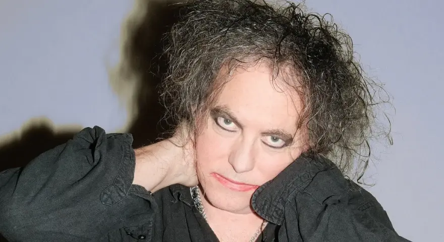Robert Smith z The Cure, z charakterystyczną fryzurą i makijażem, zapowiada nowa płyta.