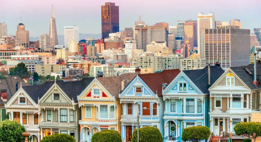 Las Pintadas Damas de San Francisco, un ícono que ver en San Francisco, con el skyline de la ciudad al fondo.