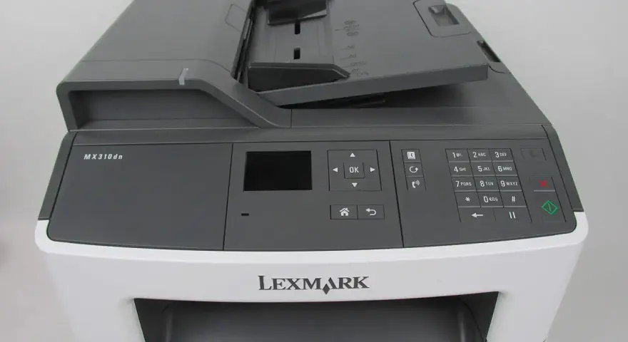 Drukarka Lexmark MX310dn z panelem sterowania i podajnikiem dokumentów.