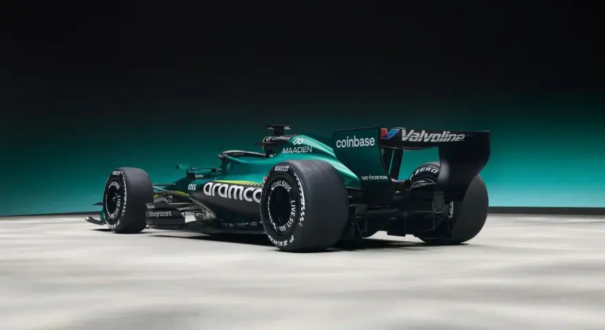 El Aston Martin AMR26, un coche de Fórmula 1 verde esmeralda, listo para la velocidad.