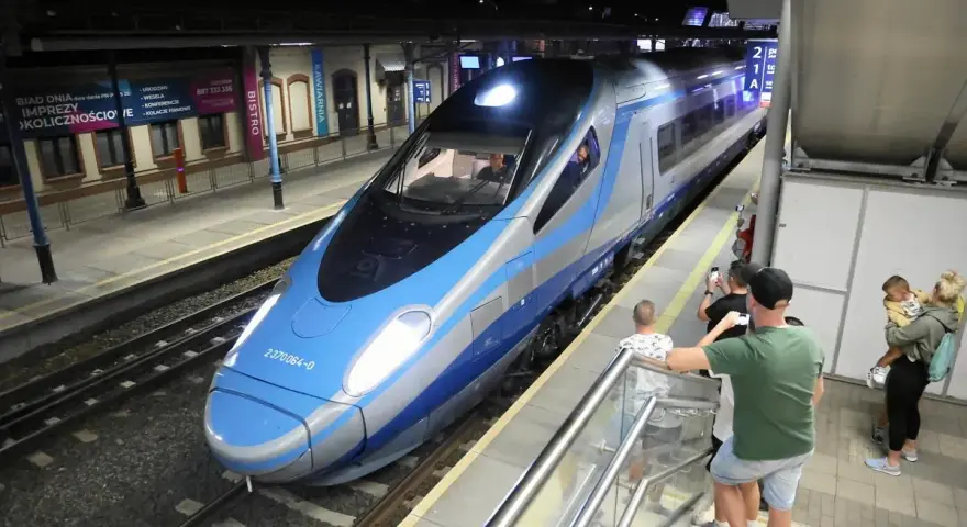 Szczecin-Warszawa: Dystans, czas, koszty. Co wybrać?