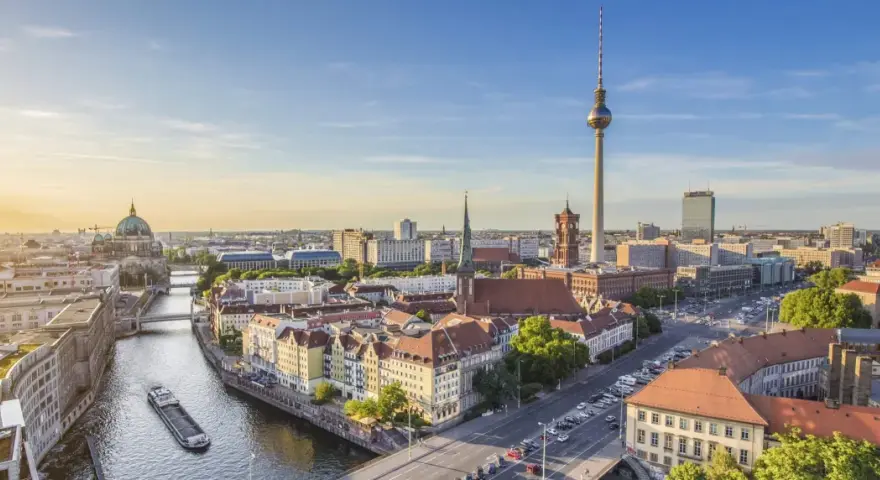 Berlin-Skyline mit Fernsehturm, Dom und Spree. Perfekt für eure Wochenendtipps Berlin!