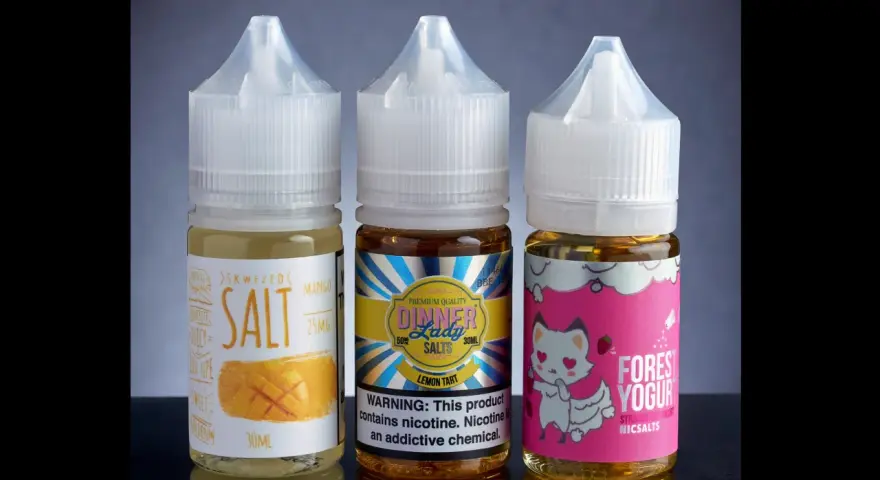 Tres botellas de líquidos para vapear con sales de nicotina: mango, limón y yogur de fresa.